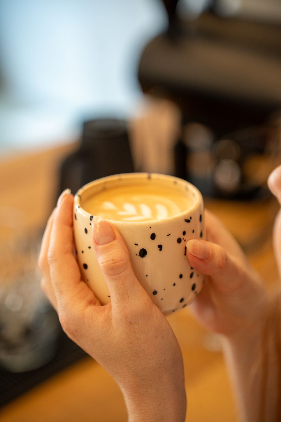 Cappuccino mit Latte Art in der gesprenkelten Tasse