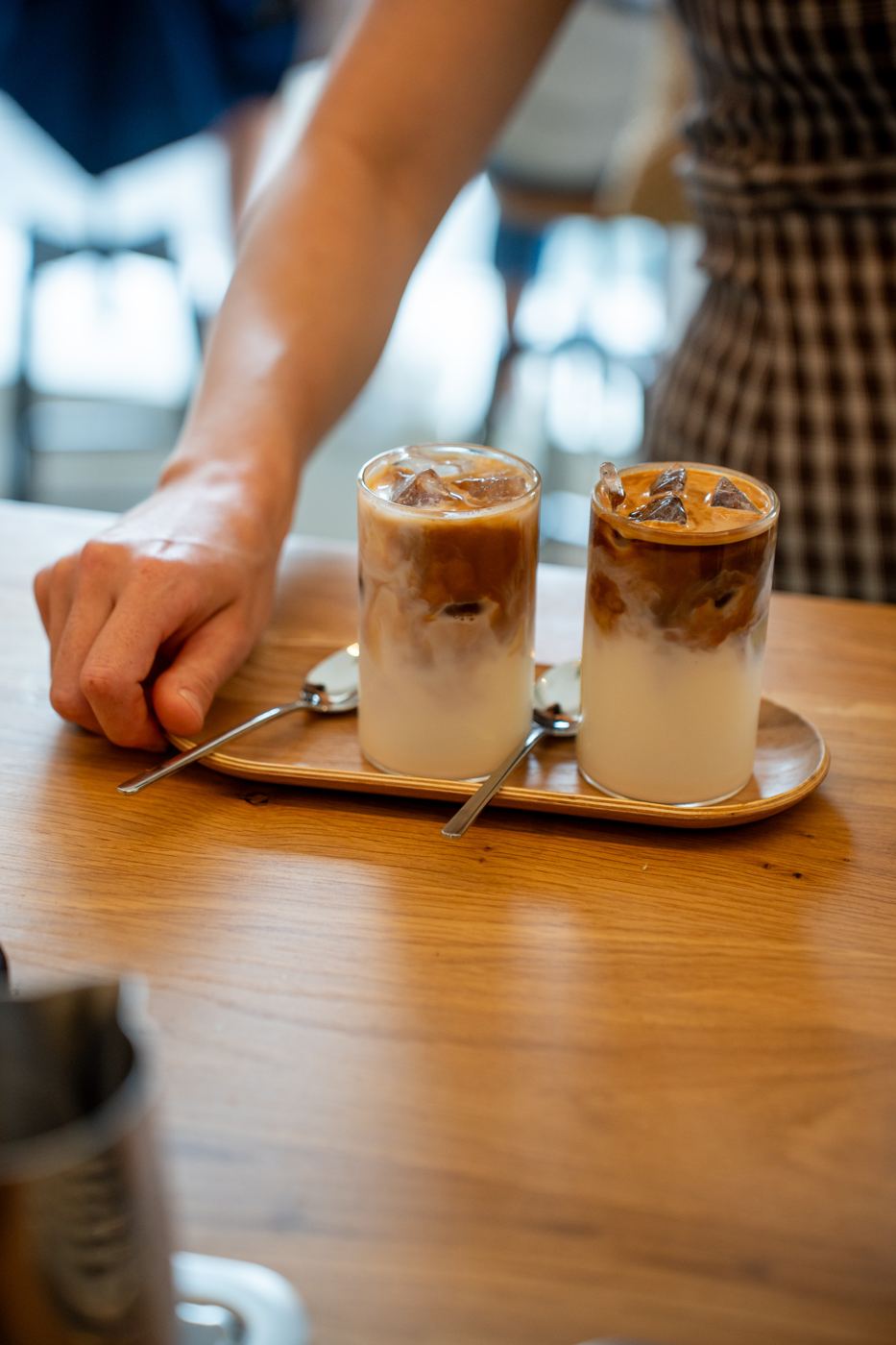 Zwei Iced Lattes auf der Eichentheke